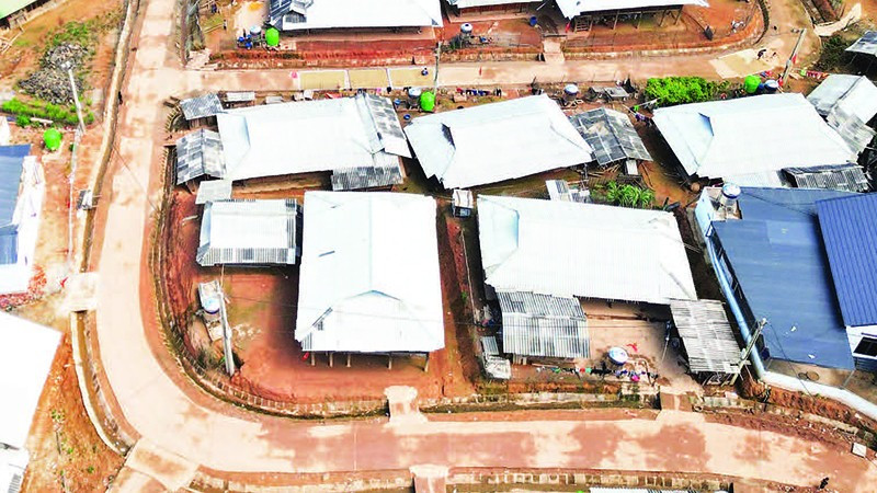 Tại nhiều bản vùng đồng bào dân tộc của Sơn La đã được đầu tư đường, điện, nước sinh hoạt, giúp người dân ổn định cuộc sống. 