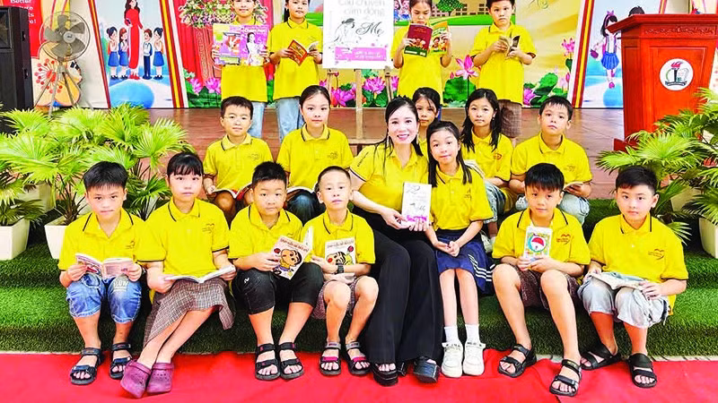 Cô trò Trường tiểu học Đinh Tiên Hoàng trong giờ đọc sách.