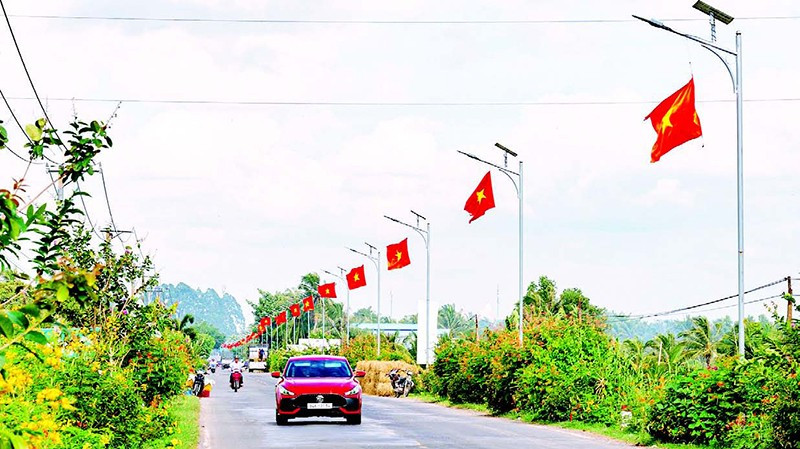 Tuyến đường sáng, xanh, sạch của xã nông thôn mới nâng cao Cầu Kè, tỉnh Vĩnh Long.