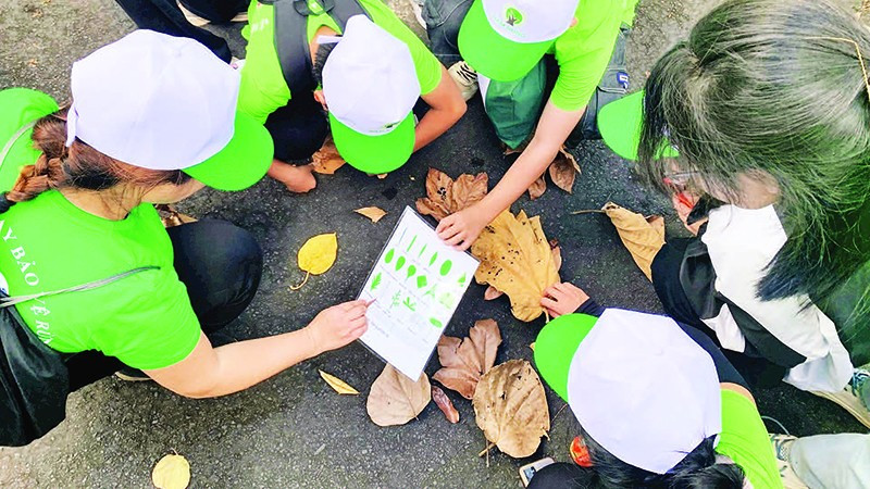 Học sinh Trường THCS Nam Đà, xã Nam Đà, tỉnh Lâm Đồng thực hành tiết học ngoại khóa về môi trường tự nhiên tại Khu Bảo tồn thiên nhiên Nam Nung.