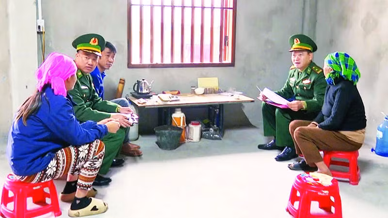 Cán bộ, chiến sĩ Đồn Biên phòng Tùng Vài đến nhà tuyên truyền, phổ biến, giáo dục pháp luật cho người dân. 