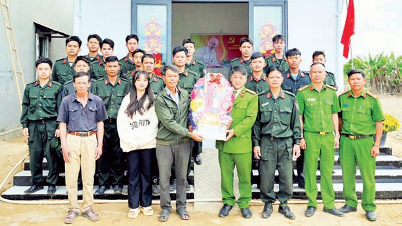 Công an tỉnh Lâm Đồng mang hương vị Tết đến với những gia đình dọc đôi bờ Đa Nhim được hỗ trợ xây nhà mới trong "Chiến dịch Quang Trung". 