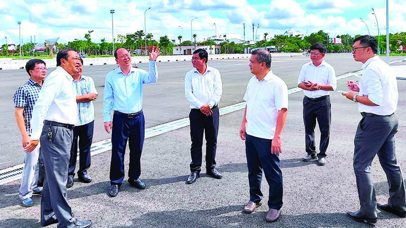 Bí thư Tỉnh ủy Cà Mau Nguyễn Hồ Hải (áo sơ mi xanh) kiểm tra thực tế việc khẩn trương hoàn tất cơ sở vật chất để phục vụ Đại hội Đảng bộ tỉnh.