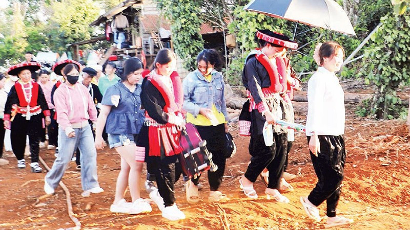 Nét độc đáo trong lễ cưới của người Dao đỏ là cô dâu được nhà gái chủ động đưa sang nhà chồng trong trang phục truyền thống.