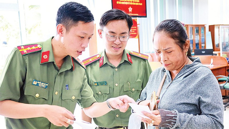 Lực lượng tình nguyện Công an cơ sở tỉnh Cà Mau hướng dẫn giúp dân giải quyết khó khăn về thủ tục hành chính. a9.jpg