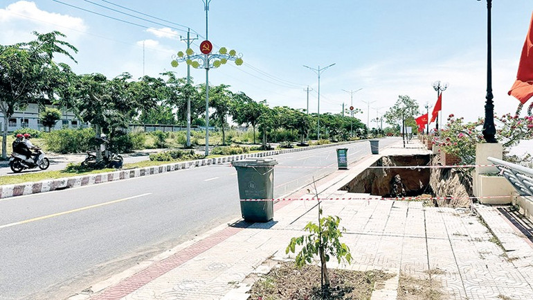 Ngành chức năng giăng dây, cắm biển cảnh báo khu vực sạt lở và cấm các loại xe tải trọng nặng lưu thông qua lại. a16.jpg