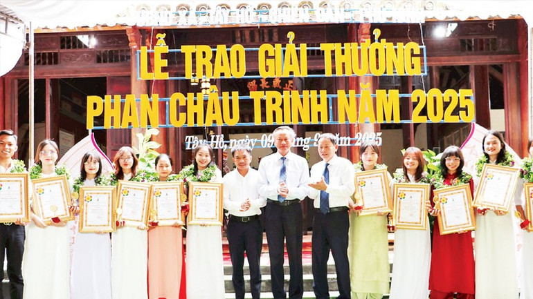 Lãnh đạo thành phố Đà Nẵng trao giải thưởng Phan Châu Trinh năm 2025 cho các cá nhân. a8.jpg
