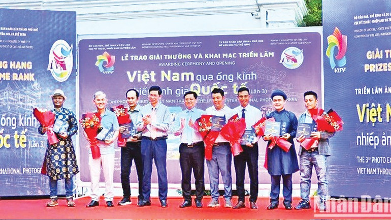 Ban tổ chức trao giải đồng hạng cho 20 tác phẩm xuất sắc. (Ảnh DƯƠNG QUANG TIẾN) a2.jpg