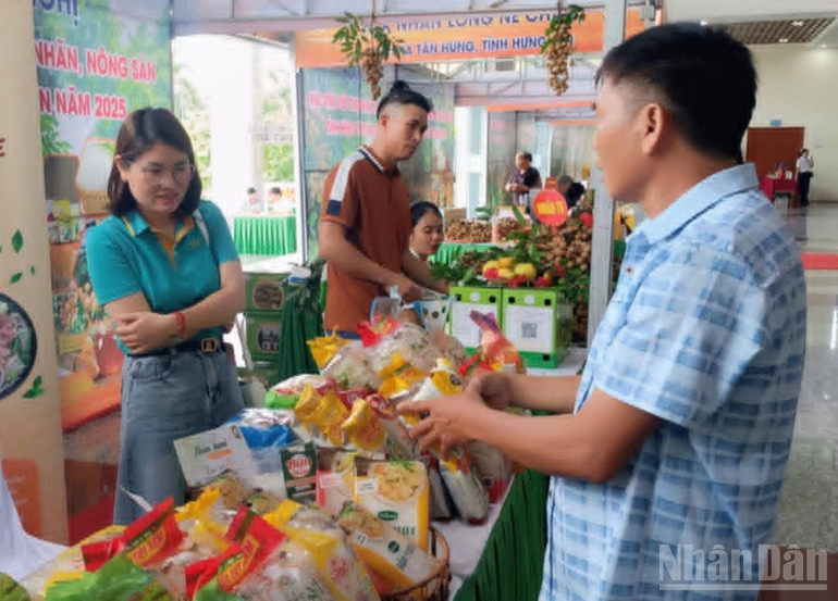 Các đơn vị sản xuất nông sản ở Hưng Yên đang ngày càng đa dạng trong mẫu mã sản phẩm, mở nhiều kênh tiêu thụ để tiếp cận nhanh đến người tiêu dùng. ndo_br_1.jpg