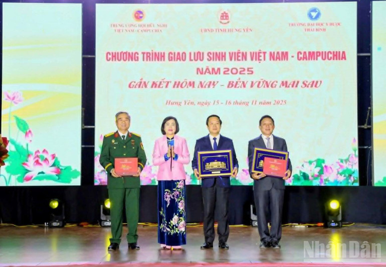Vice Chairwoman of the National Assembly Nguyen Thi Thanh presented souvenirs to the event organizers. ndo_br_5.jpg