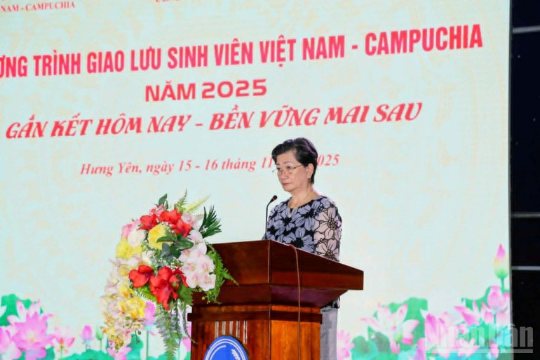 Ms. Chea Kimtha, Ambassador Extraordinary and Plenipotentiary of the Kingdom of Cambodia to Vietnam spoke. ndo_br_8.jpg