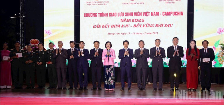 Vice President of the National Assembly, President of the Central Committee of the Vietnam-Cambodia Friendship Association Nguyen Thi Thanh presented the ndo_br_3w2a4884.jpg