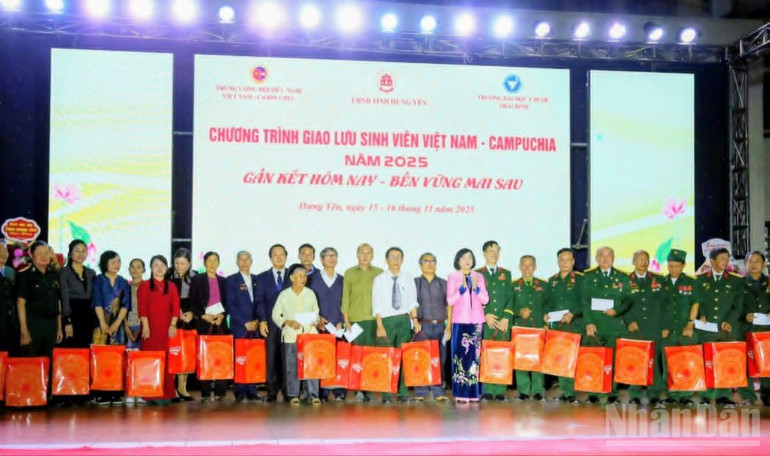 Vice Chairwoman of the National Assembly Nguyen Thi Thanh presented gifts to relatives of martyrs and wounded soldiers performing international duty in Cambodia. ndo_br_download.jpg