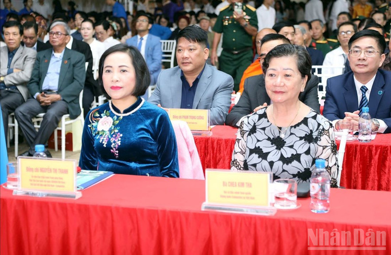 Vice Chairwoman of the National Assembly Nguyen Thi Thanh, President of the Central Committee of the Vietnam-Cambodia Friendship Association (left) attended the event. ndo_br_3w2a4773.jpg