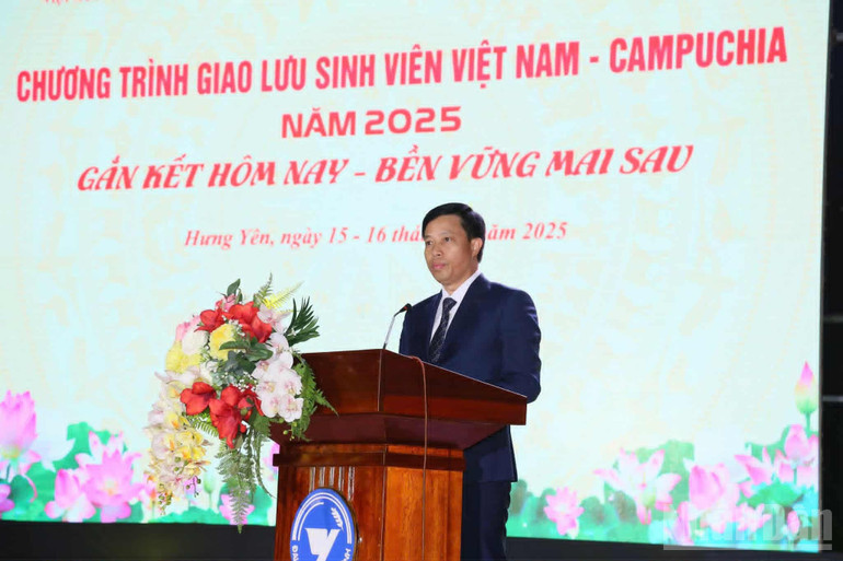 Mr. Lai Van Hoan, Vice Chairman of the People's Committee of Hung Yen province, said: The Vietnam-Cambodia student exchange program in 2025 is an opportunity to strengthen friendship, share and understand each other. ndo_br_9.jpg