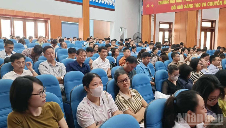 Các học viên trúng tuyển đợt 1 sau đại học năm học 2025. ndo_br_3.jpg