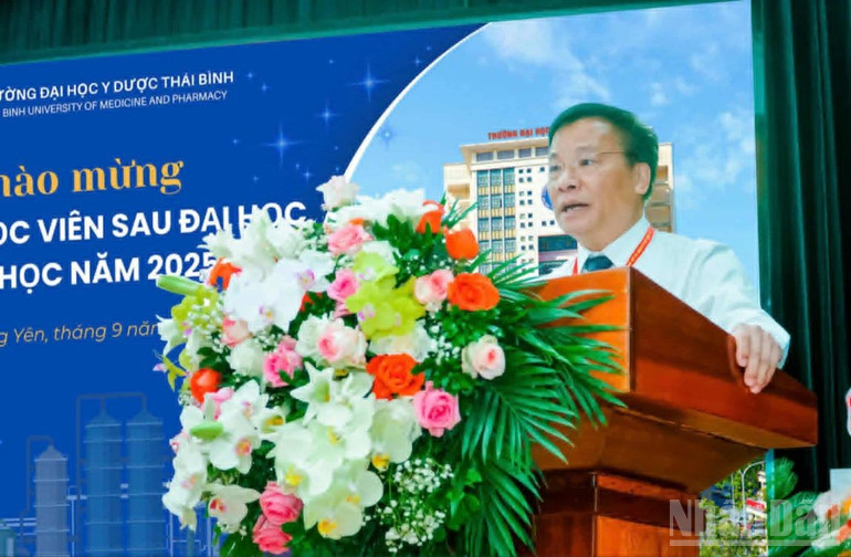 Phó Giáo sư, Tiến sĩ Nguyễn Duy Cường, Hiệu trưởng Trường đại học Y Dược Thái Bình phát biểu tại buổi lễ nhập học. ndo_br_download.jpg