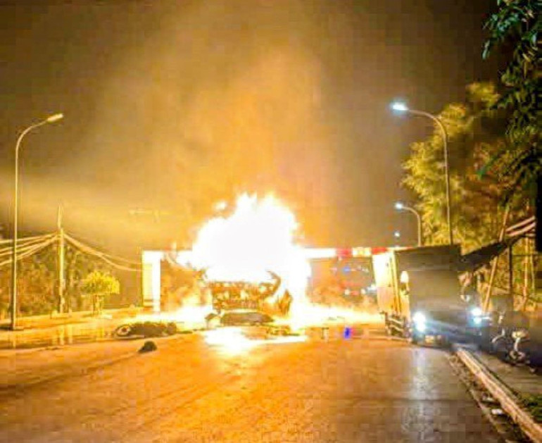 Xe bồn chở khí hóa lỏng bị thiêu rụi hoàn toàn. (Ảnh người dân cung cấp) 1.jpg