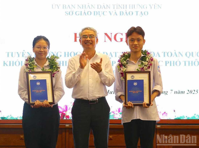 ប្រធានមន្ទីរអប់រំ និងបណ្តុះបណ្តាលខេត្ត Hung Yen លោក Pham Dong Thuy បានប្រគល់លិខិតសរសើរដល់សិស្សឆ្នើមពីររូបនៃប្លុក A00។ ndo_br_2.jpg