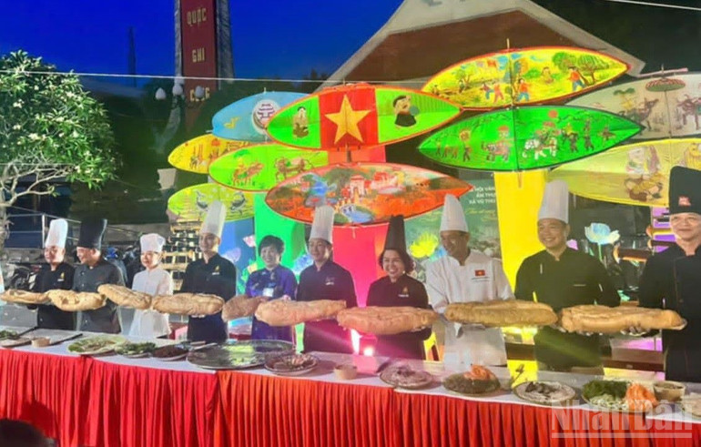 Các nghệ nhân cùng tham gia làm chiếc bánh mì siêu to có chiều dài đến 7 mét. ndo_br_4-855.jpg