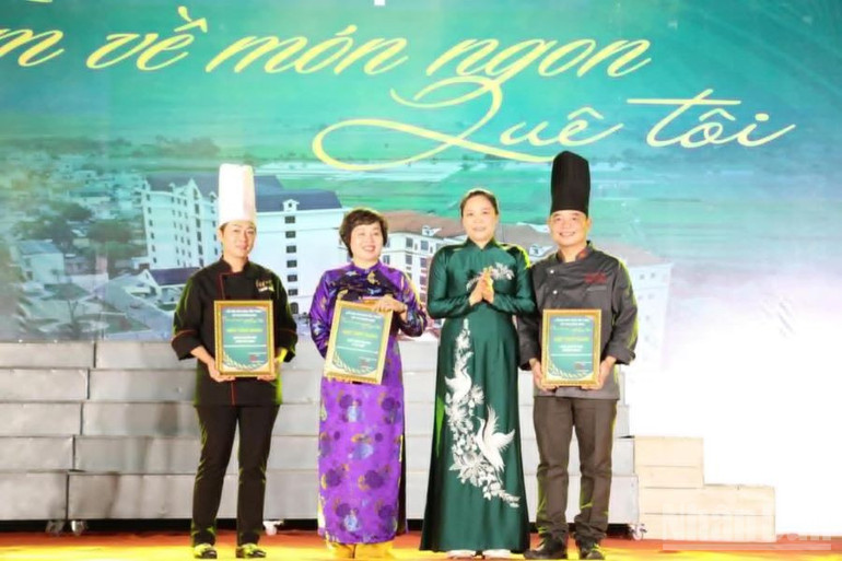 Vinh danh những nghệ nhân tiêu biểu làm nên nét đặc sắc cho Lễ hội văn hóa ẩm thực miền di sản chùa Keo Thái Bình. ndo_br_2-2.jpg