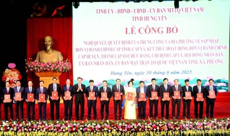 Trao Quyết định thành lập 104 Đảng ủy xã, phường của tỉnh Hưng Yên mới. ndo_br_2.jpg
