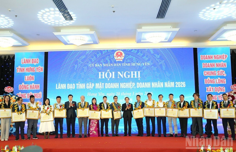 ndo_br_cac-dong-chi-lanh-dao-tinh-trao-bang-khen-cua-chu-tich-ubnd-tinh-cho-cac-doanh-nghiep-doanh-nhan-co-thanh-tich-xuat-sac-2.jpg