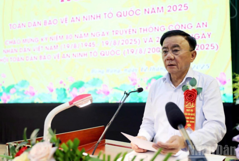 Đồng chí Trần Cẩm Tú phát biểu chỉ đạo tại Ngày hội "Toàn dân bảo vệ an ninh Tổ quốc" xã Đông Hưng, tỉnh Hưng Yên. ndo_br_3.jpg