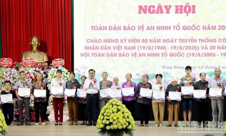 Đồng chí Trần Cẩm Tú tặng quà người yếu thế, người tàn tật, người có đóng góp tiêu biểu trong phong trào "Toàn dân bảo vệ an ninh Tổ quốc" trên địa bàn xã Đông Hưng, tỉnh Hưng Yên. ndo_br_2.jpg