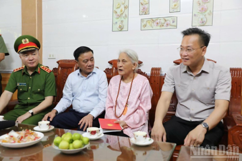 Đồng chí Trần Cẩm Tú thăm hỏi, động viên, tặng quà gia đình mẹ liệt sĩ Lã Thị Nở. ndo_br_6.jpg