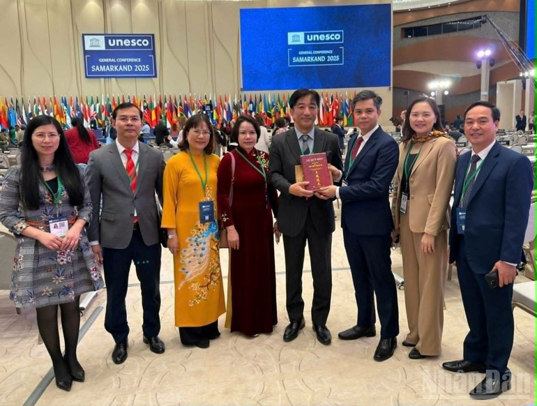 Đoàn đại biểu tỉnh Hưng Yên trao cuốn sách về danh nhân văn hóa Lê Quý Đôn tặng phái đoàn Nhật Bản. ndo_br_2.jpg