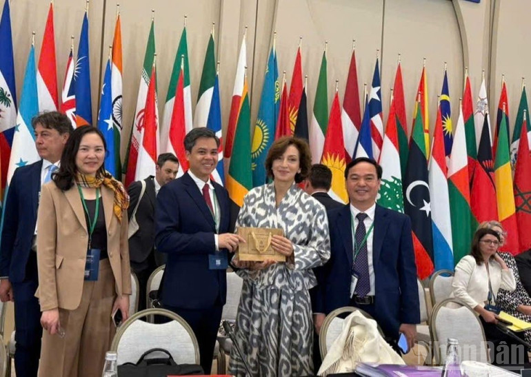 Ông Nguyễn Văn Chiến, Trưởng Ban Tuyên giáo và Dân vận Tỉnh ủy Hưng Yên (bên trái) gặp gỡ, trao đổi với bà Audrey Aziulay, Tổng Giám đốc UNESCO. ndo_br_download.jpg