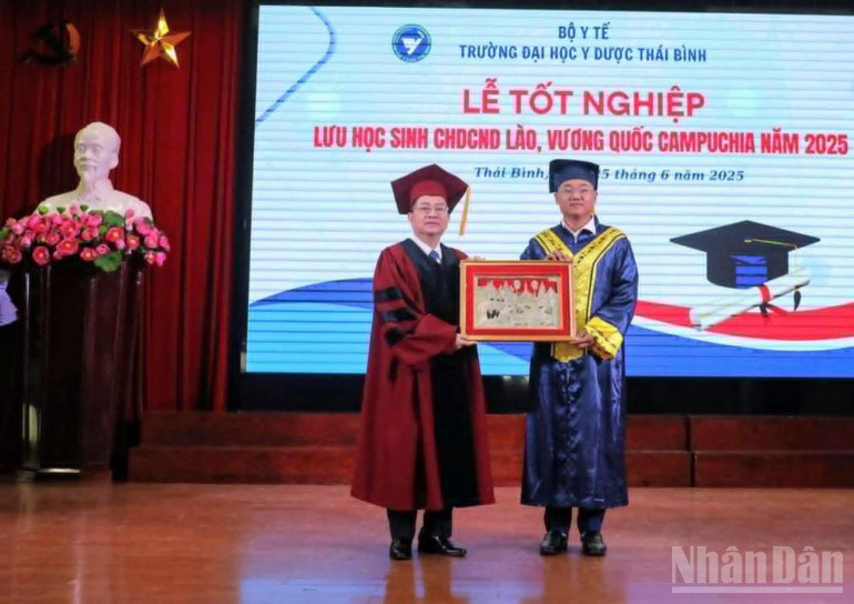 Lưu học sinh Lào tặng kỷ vật cho nhà trường. ndo_br_4.jpg