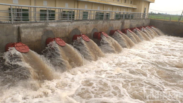 Các trạm bơm động lực ở Hưng Yên đang được vận hành hết công suất để tiêu úng, cứu lúa mùa. ndo_br_chong-bao-lut-2.jpg