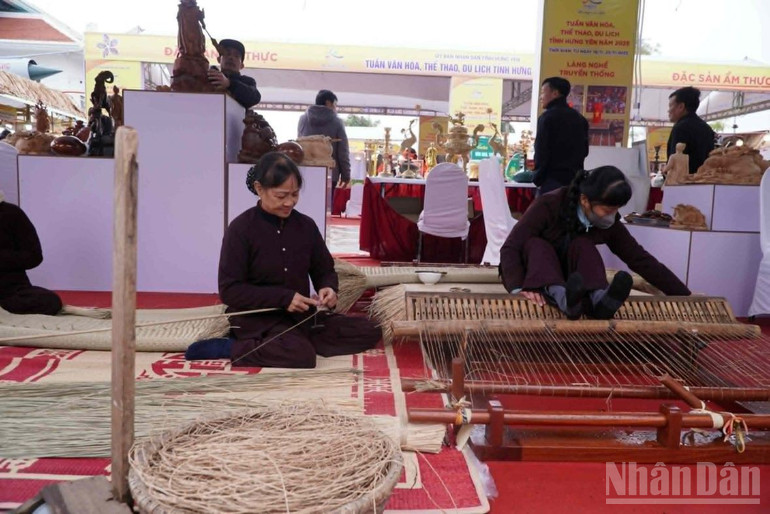 Các nghề truyền thống như dệt chiếu được đưa vào không gian trải nghiệm tại Bảo tàng tỉnh Hưng Yên. ndo_br_2.jpg