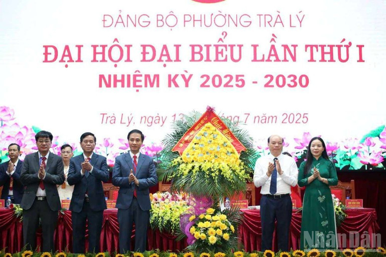 Lãnh đạo Hội đồng nhân dân và Ủy ban Mặt trận Tổ quốc Việt Nam tỉnh Hưng Yên tặng hoa chúc mừng đại hội. ndo_br_4.jpg