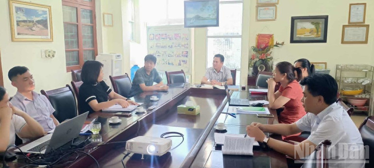 Lãnh đạo, cán bộ chuyên môn Chi cục An toàn vệ sinh thực phẩm tỉnh Hưng Yên làm việc với Báo Nhân Dân. ndo_br_1.jpg