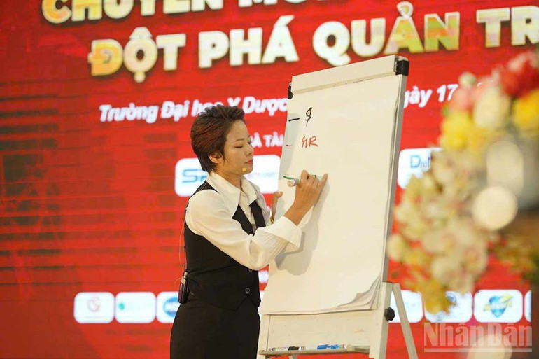 Các diễn giả trình bày đề tài khoa học tại Hội thảo. ndo_br_2-346.jpg
