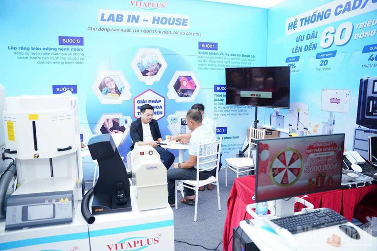 Các gian hàng trong triển lãm nha khoa. ndo_br_6.jpg