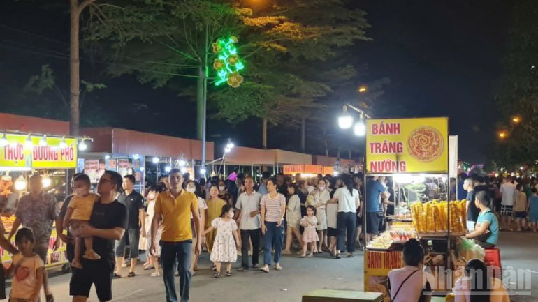Hàng đêm đều có rất đông du khách tới trải nghiệm trên tuyến phố đi bộ Đinh Tiên Hoàng. ndo_br_3.jpg