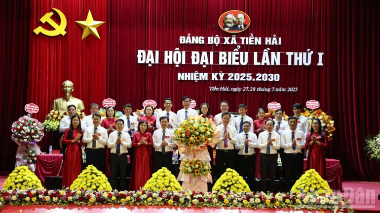 Ra mắt Ban chấp hành Đảng bộ xã Tiền Hải. ndo_br_1-9635.jpg