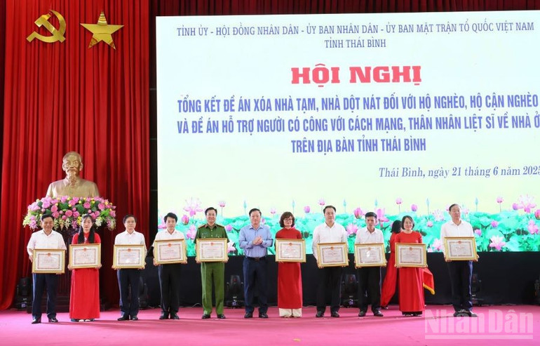 Đồng chí Nguyễn Khắc Thận, Bí thư Tỉnh ủy, Trưởng ban Chỉ đạo tỉnh tặng bằng khen cho các tập thể, cá nhân có thành tích xuất sắc trong thực hiện phong trào “Chung tay xóa nhà tạm, nhà dột nát”. ndo_br_6b60240b673a2ec6897fd8b8bb600f2c.jpg