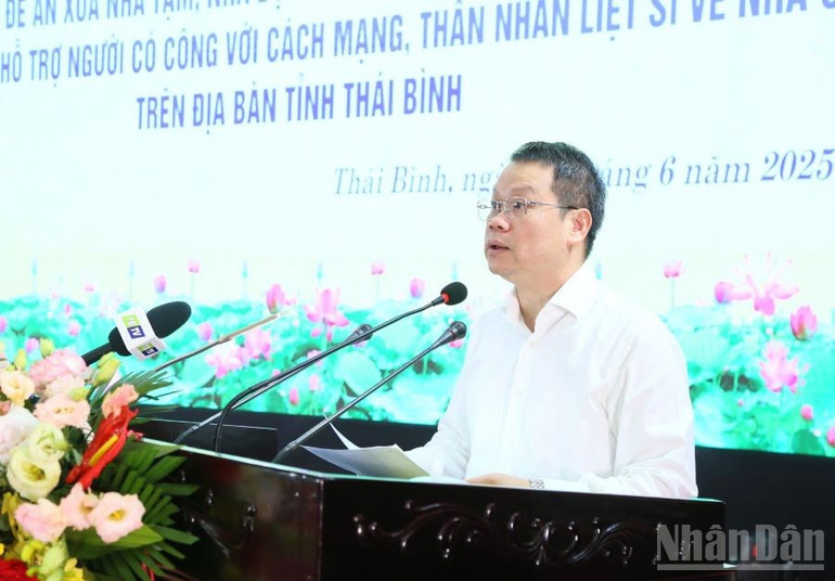 Chủ tịch Ủy ban nhân dân tỉnh Thái Bình Nguyễn Mạnh Hùng phát biểu ý kiến. ndo_br_a8d073432002ce07629b83633b57ef58.jpg