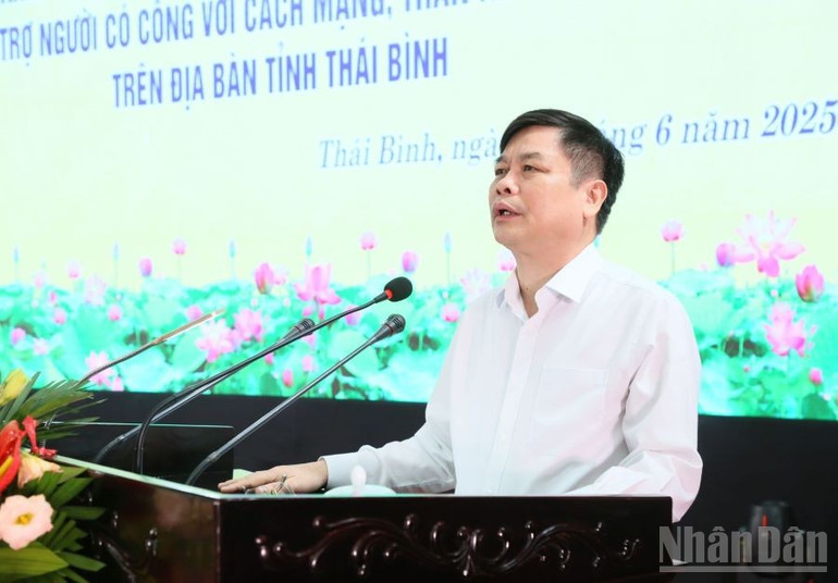 Phó Chủ tịch Ủy ban nhân dân tỉnh Thái Bình Phạm Văn Nghiêm báo cáo kết quả xóa nhà tạm, dột nát trên địa bàn. ndo_br_d78cdca76b7a3ad043c49c1c0318bc9a-6757.jpg