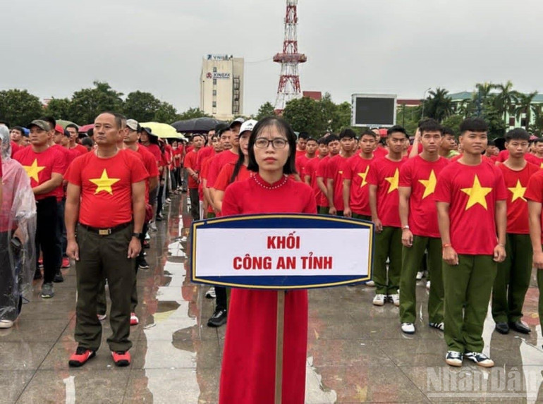 Khối Công an tỉnh Hưng Yên tham dự hoạt động đi bộ. ndo_br_8.jpg