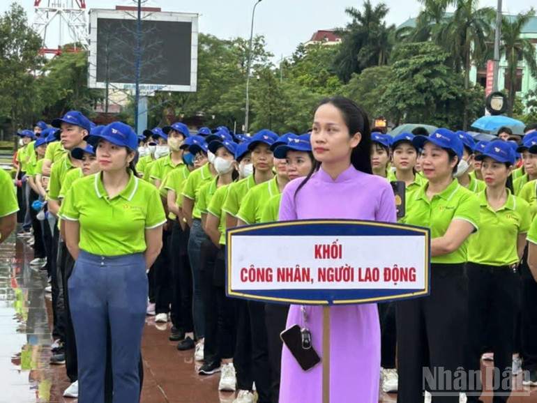 Trời mưa nhỏ buổi sáng 16/8 nhưng không ảnh hưởng đến hoạt động đi bộ tại tỉnh Hưng Yên. ndo_br_7.jpg