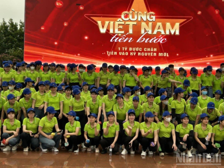 Tại các xã, phường trên địa bàn tỉnh Hưng Yên cũng đồng loạt tổ chức hoạt động đi bộ. ndo_br_10-7849.jpg