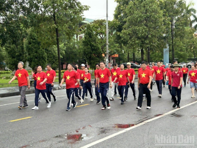 Các đại biểu tham gia đi bộ 2 km chung quanh Quảng trường Nguyễn Văn Linh. ndo_br_1.jpg