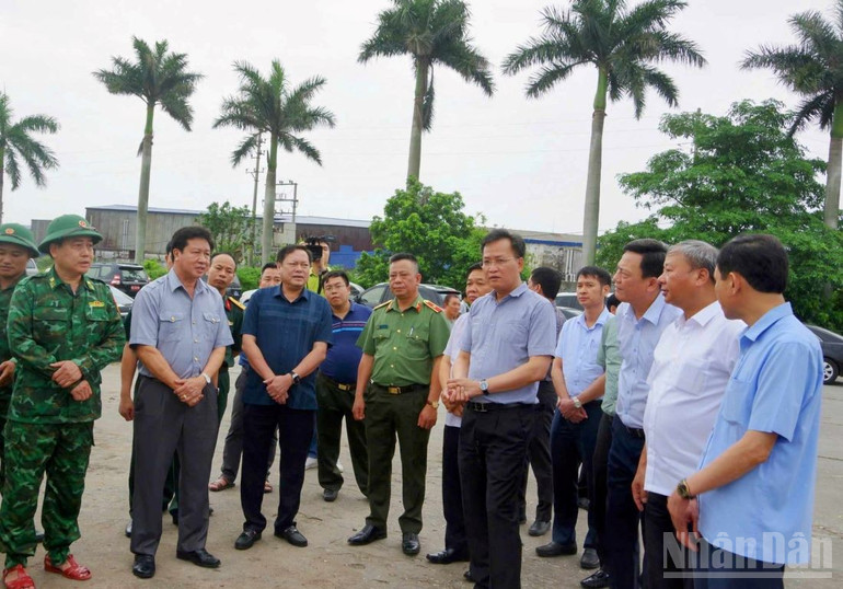 Bí thư Tỉnh ủy Nguyễn Hữu Nghĩa kiểm tra việc phòng chống bão tại cảng cá Tân Sơn, xã Thái Thụy (tỉnh Hưng Yên). ndo_br_2-2.jpg