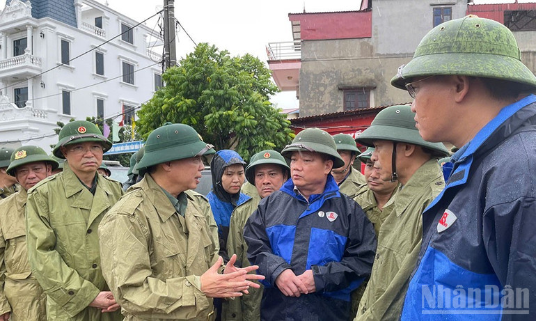Chủ tịch Ủy ban nhân dân tỉnh Hưng Yên Nguyễn Khắc Thận nghe lực lượng quân đội báo cáo tình hình phòng chống bão tại các khu vực xung yếu ven biển. ndo_br_519415026-1165749792259993-6336815907537492913-n.jpg